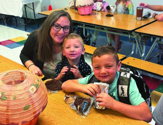 Childress elementary hosts ‘Muffins with Mom’