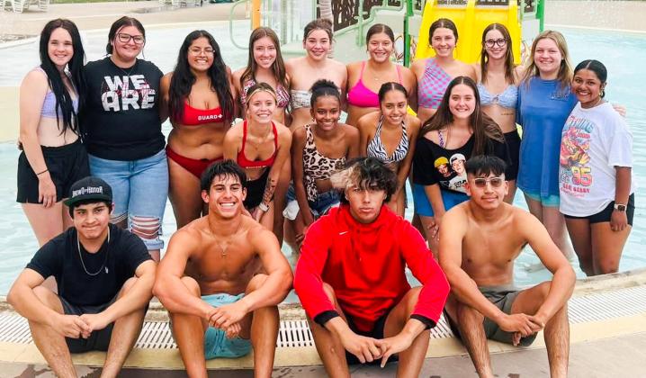 Wellington Class of 2026 partakes in back-to-school pool party