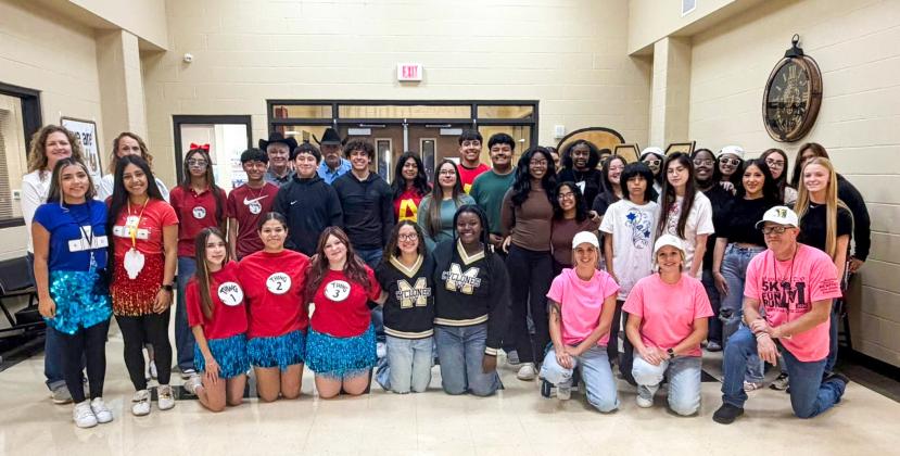 Seeing double: Cyclones show school spirit during Twin Day