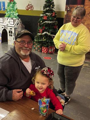 Travis Elementary hosts Christmas party