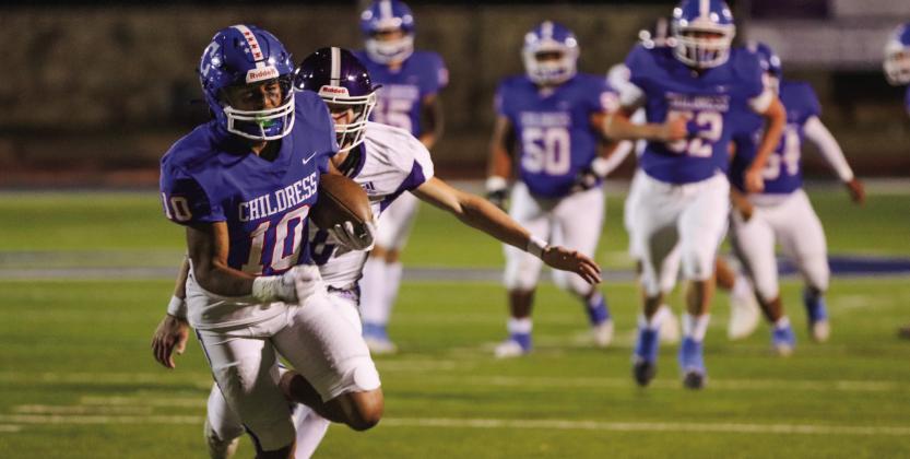 Childress’ Isaiah Jalomo (10) runs in for a touchdown against Dimmitt Friday night, Oct. 27 at Fair Park Stadium. Photos by Childress High School Yearbook Staff