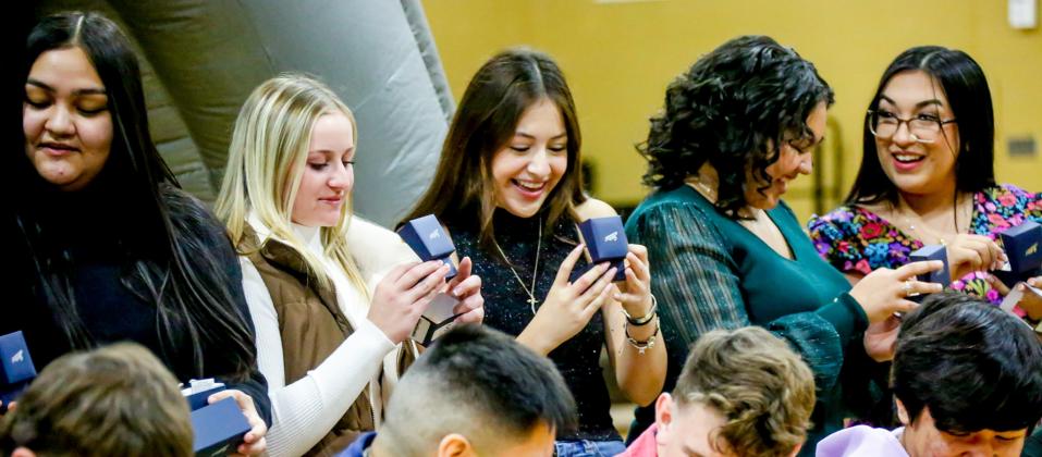Memphis High School hosts annual Junior Ring Ceremony