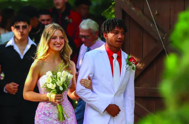 Junior class offers 2024 Enchanted Garden prom