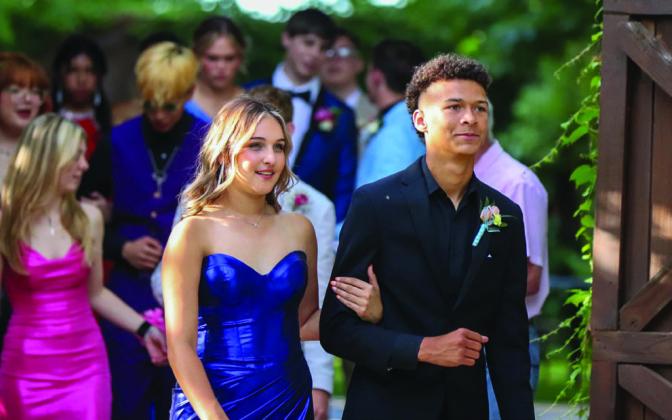 Junior class offers 2024 Enchanted Garden prom