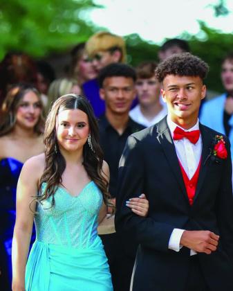 Junior class offers 2024 Enchanted Garden prom