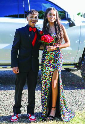 Junior class offers 2024 Enchanted Garden prom