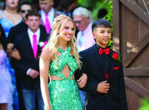 Junior class offers 2024 Enchanted Garden prom