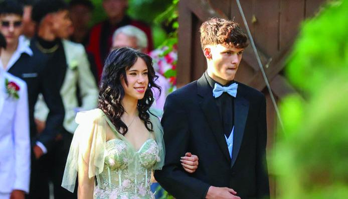 Junior class offers 2024 Enchanted Garden prom