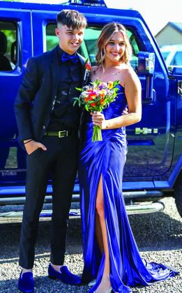 Junior class offers 2024 Enchanted Garden prom