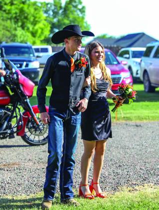 Junior class offers 2024 Enchanted Garden prom