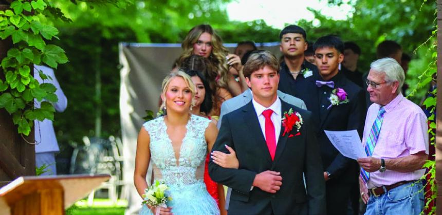 Junior class offers 2024 Enchanted Garden prom