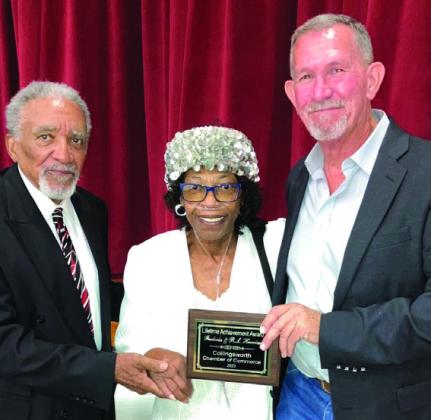 R.L. and Fredonia Hunnicutt receive the Lifetime Achievement Award from Jeff Thomas.