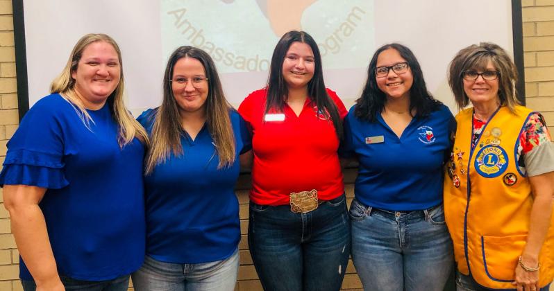 Wellington Lion Bev Odom, right, welcomes Mesquite Groundwater Conservation District Manager Whitney Wiebe, left, and 4-H Water Ambassadors Brecklyn Powell, Jacy Lampe and Anna Granadoz to the recent meeting. Courtesy Photo