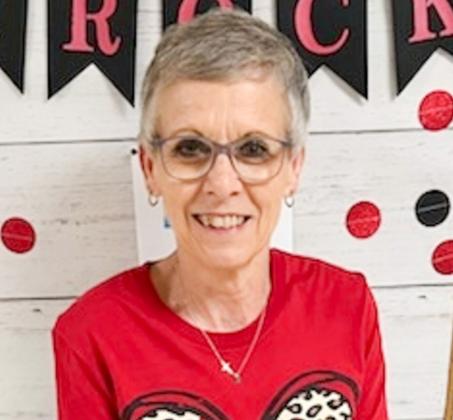 During its end-of-year employee assembly, Wellington Independent School District (ISD) Superintendent Kurt Ashmore acknowledged staff with 2025-2026 service awards. For 40 years of service to Wellington ISD Donna Thaten accepts a Ross Gardens’ gift card. WELLINGTON ISD