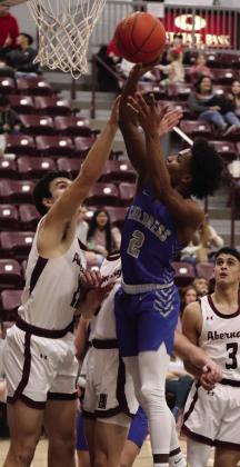 Childress’ Lamont Nickleberry putsupascorefortheBobcats in a 61-41 final against the Antelopes Tuesday, Jan. 31 in Abernathy. Photo by Elizabeth Gamboa