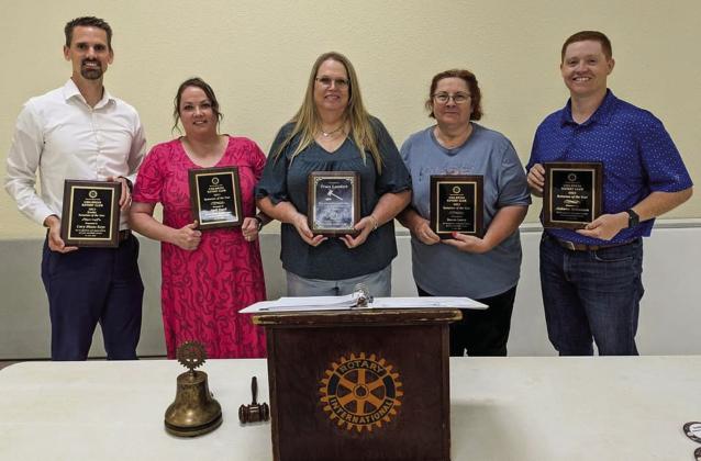 Childress Rotary Club‘passes the gavel’