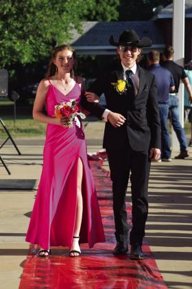 Hollywood Nights: Prom-goers take the ‘red carpet’