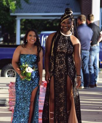 Hollywood Nights: Prom-goers take the ‘red carpet’