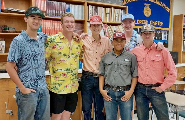 dent Tripp Tippett, First Vice President Cutter Bruce, Parliamentarian Kasen Champman, Secretary and Treasurer Bryson Session, Second Vice President Sterling Bruce and Reporter Slade Chapman. The 2025-2026 Childress County 4-H High School Club Officers include, from left, Presi-