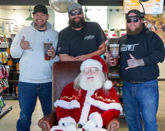 Santa Claus makes a pitstop at HTeaO’s Childress location for a quick sip of world-famous tea before his across-theglobe trip Sunday night. Photos Courtesy of HTeaO