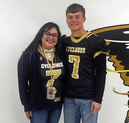 Senior Kaden Vela swaps with Karissa Jurado.