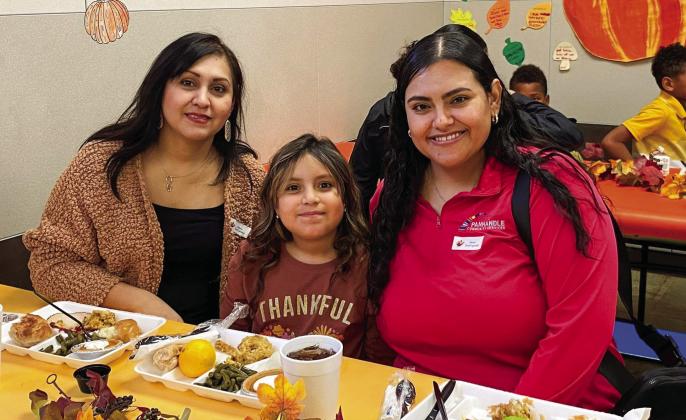 Gobble ‘til you wobble: Austin Elementary School hosts Thanksgiving lunch