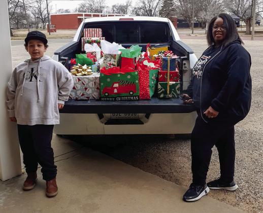 Memphis Meals on Wheels Director Tiniya Johnson, right, delivers Angel Tree gifts to Hall County Home Delivered Meals recipients Tuesday, Dec. 20. Gifts were donated by citizens who chose a name from the tree, which was located at Memphis City Hall. Courtesy Photo
