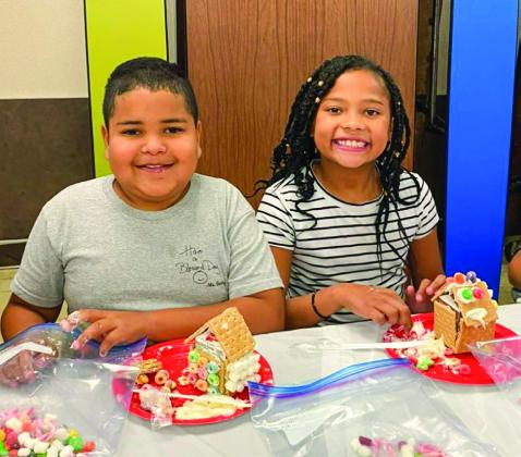 Accelerated Readers construct gingerbread houses