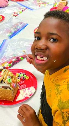 Accelerated Readers construct gingerbread houses
