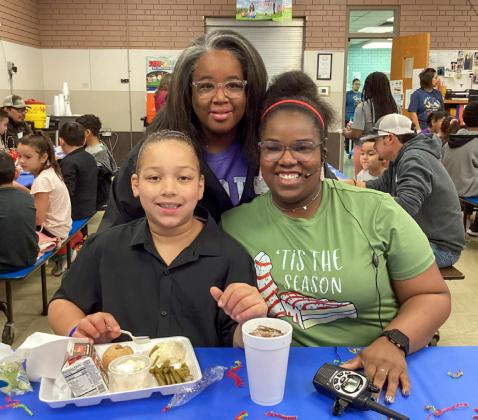 Travis, Austin Elementary hosts Community Christmas Lunch