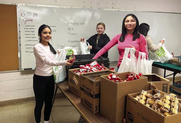 Memphis Middle School cheerleaders team up with Snack Pak 4 Kids