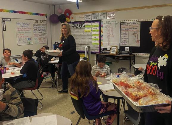 Wellington State Bank pays Austin Elementary a ‘sweet’ visit