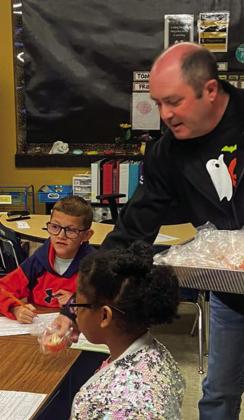 Wellington State Bank visits Austin Elementary School classrooms Tuesday, Oct. 31, handing out Halloween-themed goodie bags. Photos Courtesy of Memphis ISD