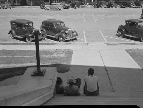 A photo of downtown Memphis in 1937 by Dorothea Lange.