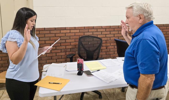Memphis City Secretary Amalia Gaxiola administers the Oath of Office to Alderman Lloyd Roberts during Monday’s city council meeting. INTREPID PHOTO