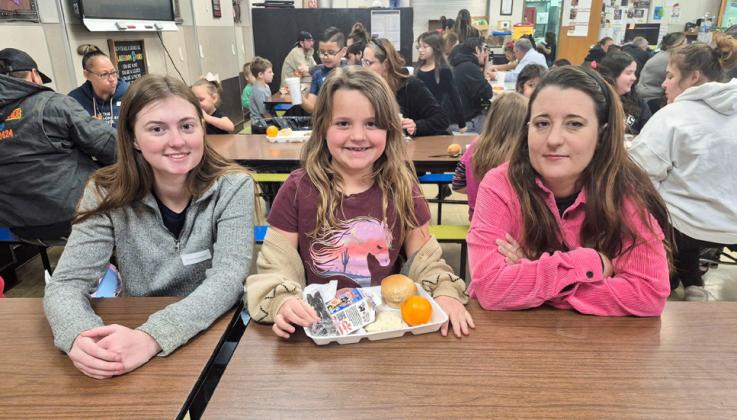 Austin Elementary School hosts Christmas meal