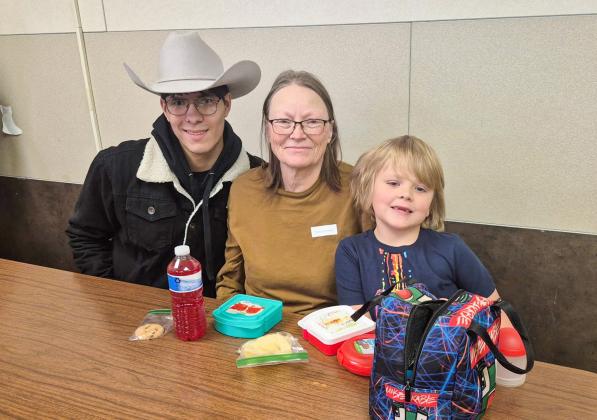 Austin Elementary School hosts Christmas meal