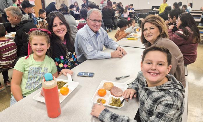 Austin Elementary School hosts Christmas meal