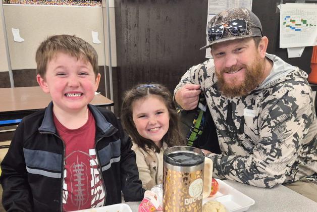 Austin Elementary School hosts Christmas meal