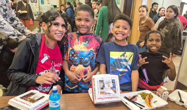Austin Elementary School hosts Christmas meal