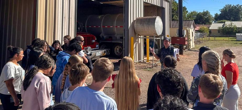Memphis Middle School eighth-grade students take a tour of the City of Memphis, including the Memphis City Hall, Memphis Fire Department, Memphis Police Department, Memphis Public Library and more. Memphis ISD