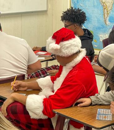 Memphis High School enjoys hamburger lunch, games
