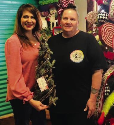 Nora Sosa, left, and owner Angel Fowler accept the first-place prize for Angel’s Subs &amp;amp; Sweets’ tree on the Collingsworth County Courthouse Square. Photos Courtesy of Collingsworth County Chamber of Commerce