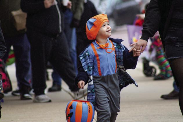 Hundreds of trick-or-treaters take on downtown Childress