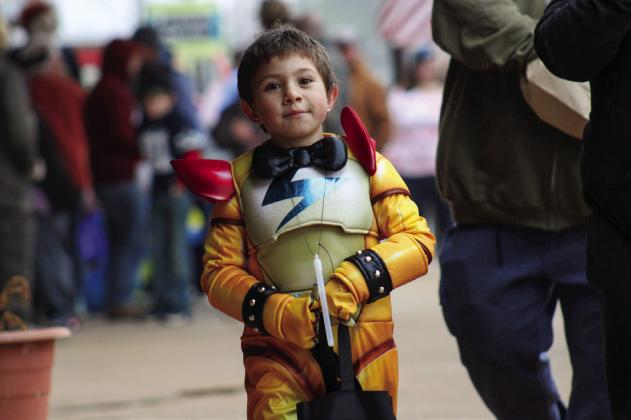 Hundreds of trick-or-treaters take on downtown Childress