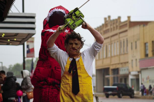 Hundreds of trick-or-treaters take on downtown Childress