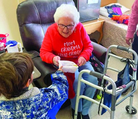 Austin Elementary School, Memphis Middle School students  bring Christmas cheer to Memphis Convalescent Center