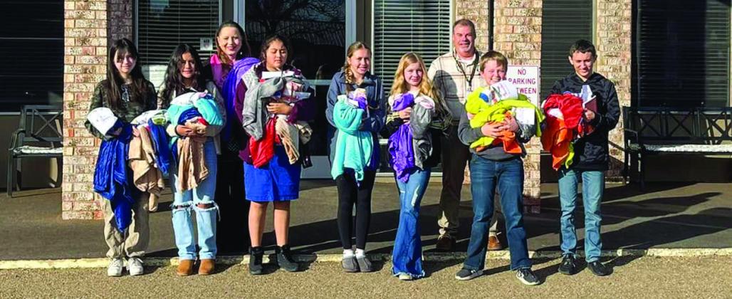 Austin Elementary School, Memphis Middle School students  bring Christmas cheer to Memphis Convalescent Center