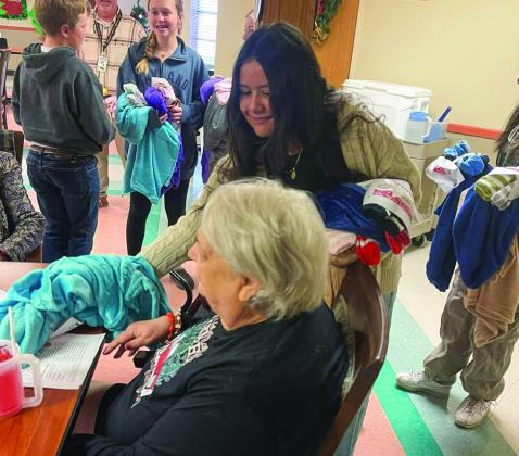 Austin Elementary School, Memphis Middle School students  bring Christmas cheer to Memphis Convalescent Center