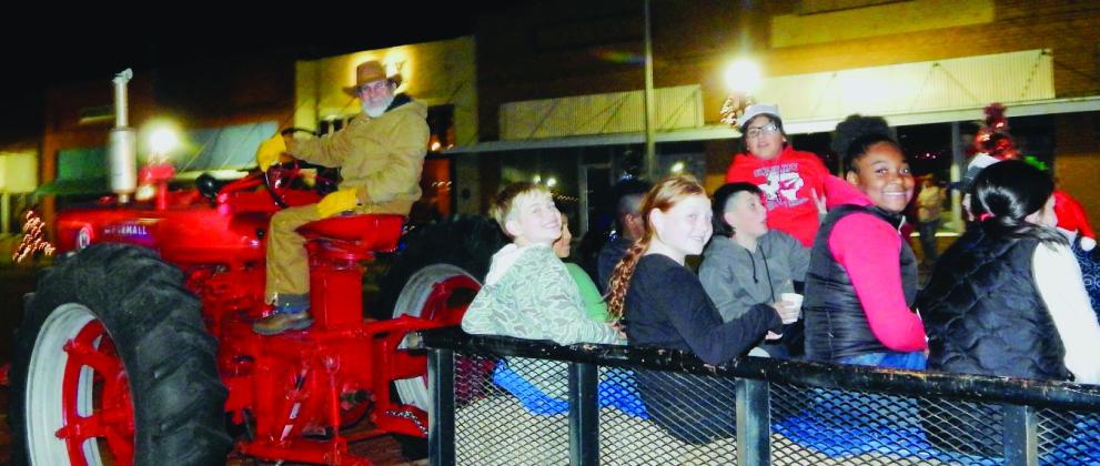 Folks embrace Collingsworth County’s Lighting of the Square